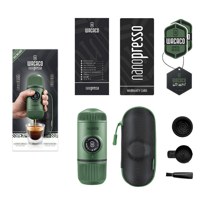 Kompletny zestaw WACACO Nanopresso Moss Green z pędzelkiem, miarką i etui podróżnym.